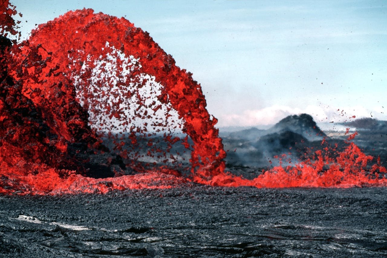 lava-magma-volcanic-eruption-glow-73830-73830.jpg