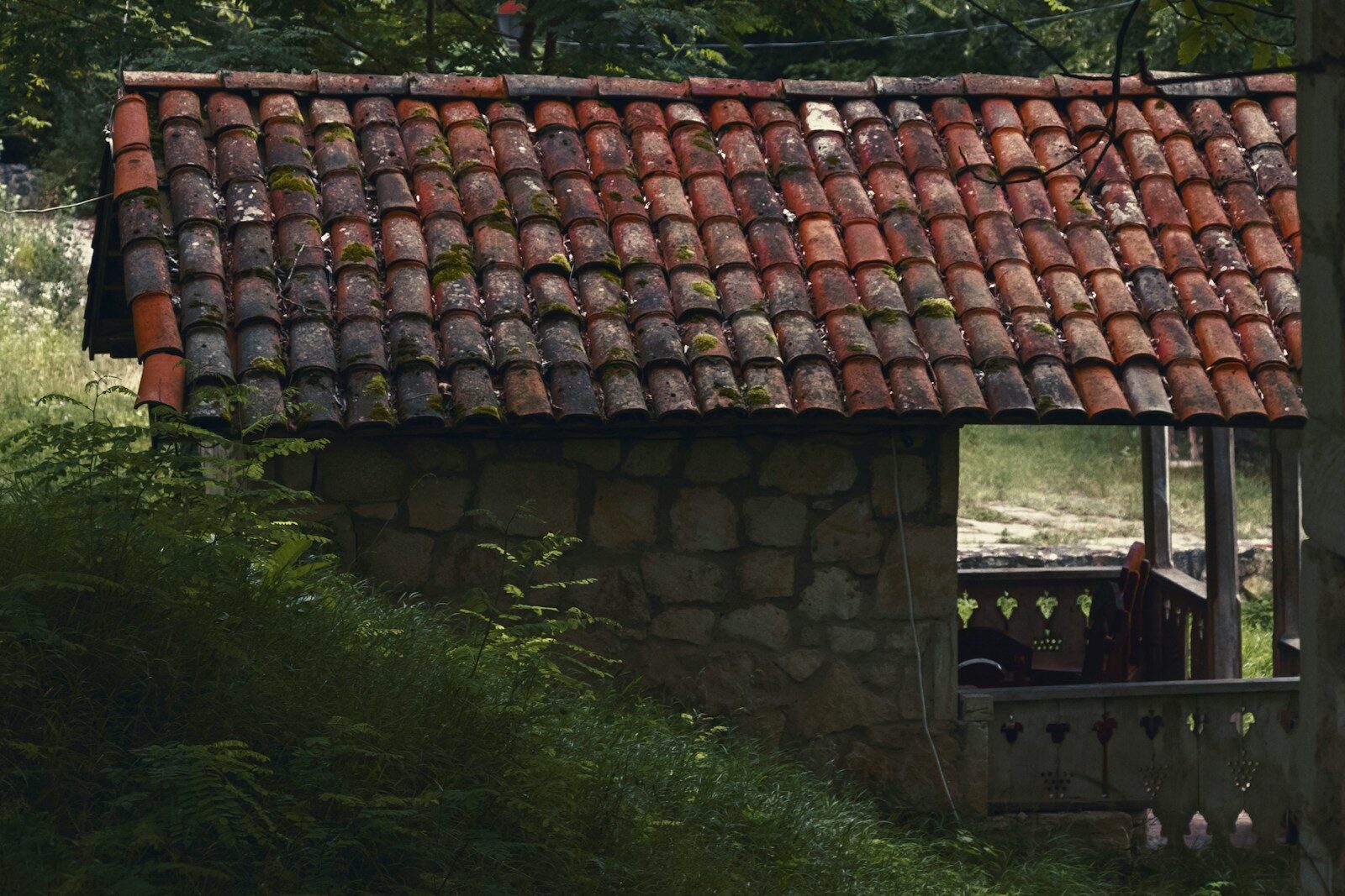 Primitive Technology’s Tiled Roof Hut Proves Silence Can Teach